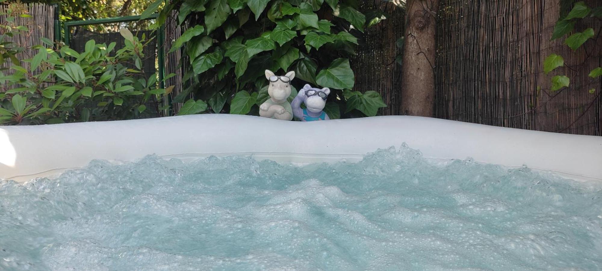 Joli Studio Climatise Avec Jacuzzi Prive Et Entree Independante Fréjus Kültér fotó